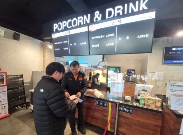 홍보물 배부 사진2.jpg