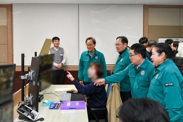 영주-1-6 박남서 영주시장, 임종득 국회의원 등 일행이 CCTV관제 현황을 점검하고 있다.jpg
