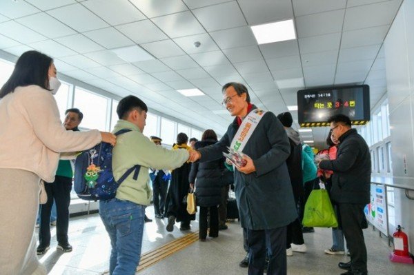 영주-1-4 박남서 영주시장이 고향을 찾아온 가족과 악수를 하고 있다.jpg