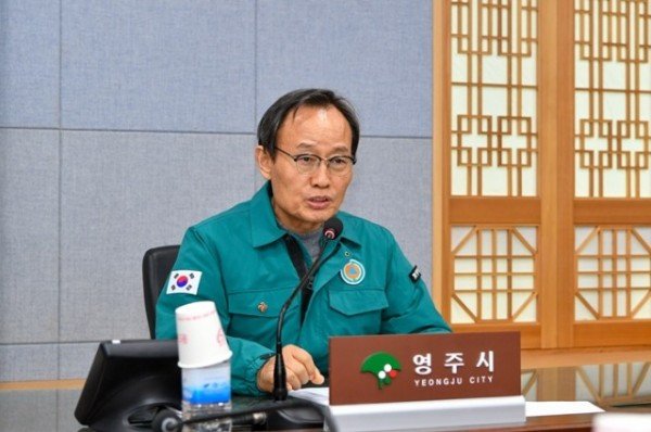 영주-1-2 박남서 영주시장이 면밀한 안전대책 수립을 주문하고 있다.jpg