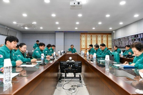 영주-1-1 박남서 영주시장, 임종득 국회의원, 영주시의회 의원들이 시청상황실을 방문해 안전대책을 점검하고 있다.jpg