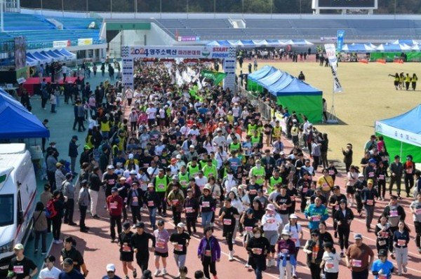 영주-2-4 (참고사진)2024 영주소백산 마라톤대회 참가자들이 출발하고 있다.jpg