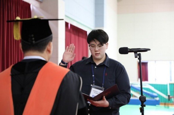 2 .신입생 선서_전자공학부 신입생 최현식.JPG