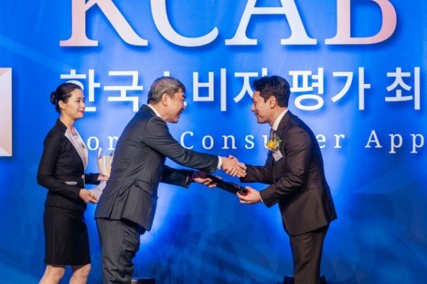 [사진2] 한국허벌라이프 정승욱 대표이사가 2025 한국소비자 평가 최고의 브랜드’ 맞춤형 웰니스 부문 대상을 수상하고 있다..jpg