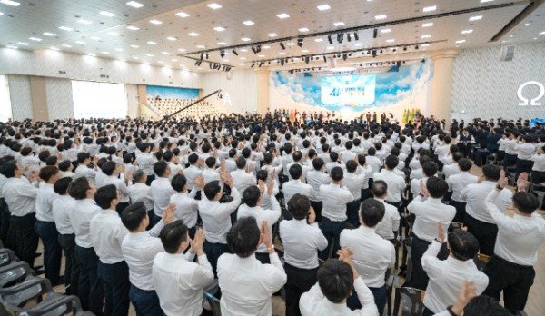 2_14일_신천지_청주교회에서_신천지예수교회_창립_41주년_기념_예배가_열린_가운데,_성도들이_박수치며_환호하고_있다.jpg