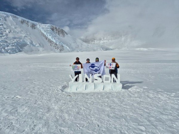 [체육진흥과]2024 남극 등정 빈슨메시프(깃발들고함께).jpg