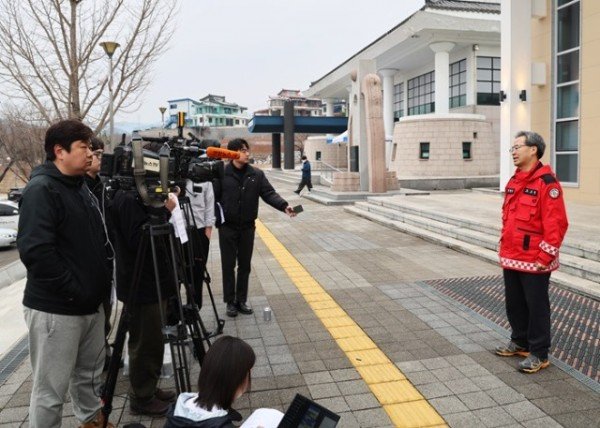 3.28.산불 긴급 기자회견 사진 (2).jpg