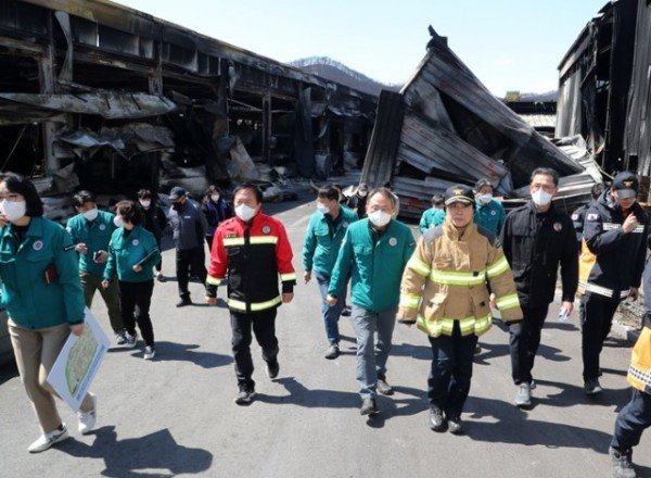 0331 안동시  산불 피해 기업 원스톱 지원센터 운영 (1)-고기동 중앙재난안전대책본부장 점검.JPG