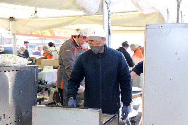 0401 ㈜더본코리아 무료 급식소의 선한 영향력  유명 셰프의 자원봉사로 이어져! (1).JPG