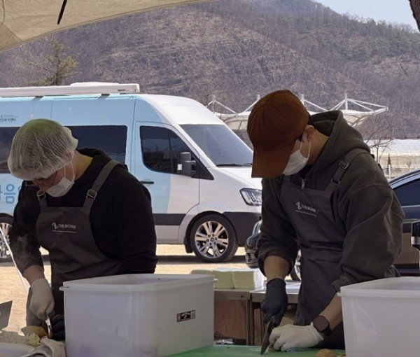 0401 ㈜더본코리아 무료 급식소의 선한 영향력  유명 셰프의 자원봉사로 이어져! (2).JPG