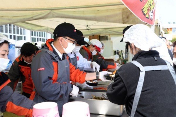 0401 ㈜더본코리아 무료 급식소의 선한 영향력  유명 셰프의 자원봉사로 이어져! (3).JPG