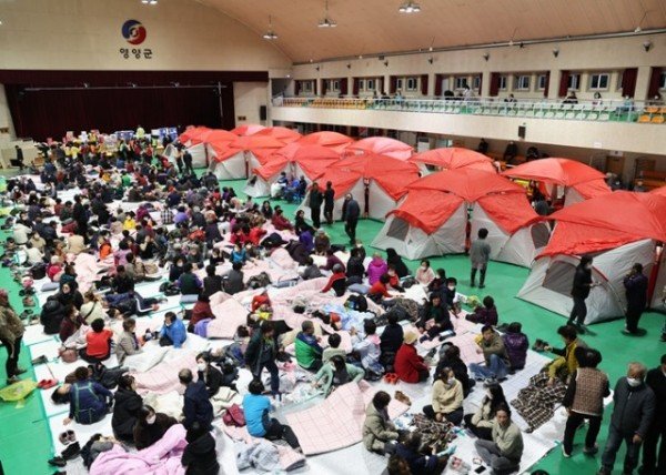 5-2 사진(영양군 산불피해 지역, 구호물품 지원 이어져).jpg