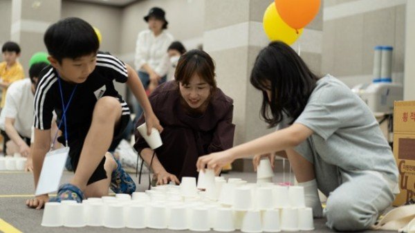 영주-4-2 (재)영주문화관광재단은 생활밀착형 문화예술교육 지원사업 운영기관에 최종 선정됐다(종이컵건축가 진행사진).jpg