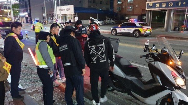 [교통정책과]도로 위 무법자 잡는다…구미시 야간 합동단속 전개(단속사진) (2).jpg