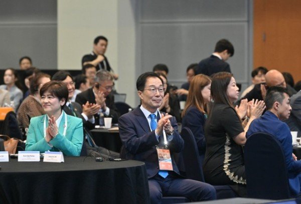 1.경북교육청, APEC 글로벌 교육개혁 콘퍼런스서 ‘글로컬 교육 협력 모델’ 제시(정주형 직업계고 유학생 유치, ‘K-EDU 박람회’ 비전으로 포용적 글로벌 협력 선도)(임종식 교육감, APEC 교육 장관회의 연계 글로벌 교육개혁  (1).jpg