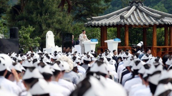17일 신천지예수교회가 개최한 ‘계시성취 실상증거 신천지 말씀대성회’에서 이만희 총회장이 목회자를 대상으로 요한계시록에 대해 강연하고 있다 (1).jpg
