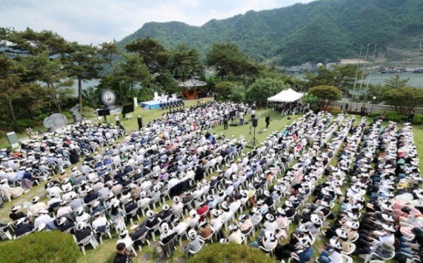 신천지예수교회 이만희 총회장이 17일 경기 청평 신천지 평화연수원에서 목회자를 대상으로 열린 ‘계시성취 실상증거 신천지 말씀대성회’에서 강연하고 있다.jpg