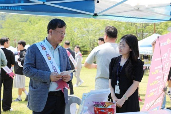 3. 구미애 주소갖기 캠페인에 대해 이야기 나누는 박상희 산학협력부총장,  구미시 관계자.jpg