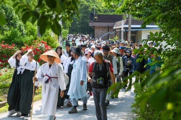 영주-1-1 희방사역에서 죽령까지 이어지는 죽령옛길 걷기 체험이 진행됐다.jpg