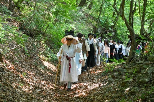 영주-1-2 희방사역에서 죽령까지 이어지는 죽령옛길 걷기 체험이 진행됐다.jpg