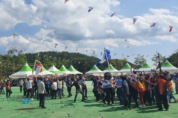 영주-5-6 (참고사진)제23회 3도 접경면 주민화합대회에서 참가자들이 박터트리기를 하고 있다.jpeg