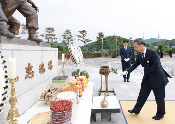 1-2 사진(현충일 추념식).jpg