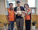 영주-8-2 평은면 지역사회보장협의체에서 출생신고 가정에 축하와 격려를 전했다(왼쪽 협의체 부위원장 권중락, 오른쪽 평은면장 김성희).jpg