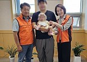영주-8-2 평은면 지역사회보장협의체에서 출생신고 가정에 축하와 격려를 전했다(왼쪽 협의체 부위원장 권중락, 오른쪽 평은면장 김성희).jpg