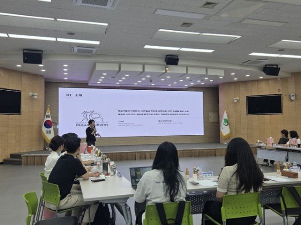 영주-3-3 ‘제7기 넥스트로컬 지역 현장 간담회’ 지역 청년 창업가 특강이 진행 중이다.jpg