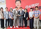 감사패_수상_사진_단체.jpg