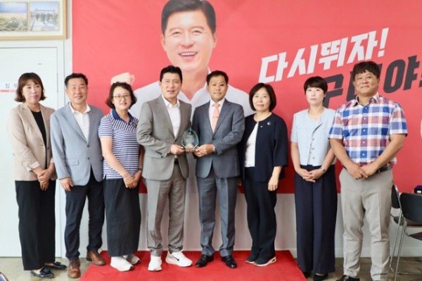 감사패_수상_사진_단체.jpg