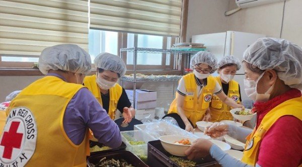 영주-8-2 대한적십자사봉사회 영주시협의회는 지역 어르신들에게 대접할 비빔밤 70인분을 준비하고 있다 (1).jpg