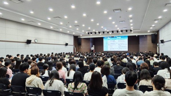 [교육청소년과]진학 고민 덜어준 고입 설명회…구미시  중학생·학부모 800명 몰려2.jpg