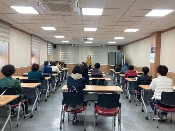 (붙임2)_관련사진3_(구미도서관_하반기_평생교육프로그램_수강생_모집).jpg