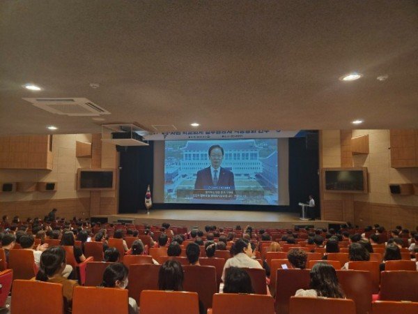 4.경북교육청, 학교회계 담당자 970여 명 대상 역량 강화 연수 실시(목적사업비 정산_예산 집행 등 실무 중심 교육...회계 전문성 높인다)(영상으로 인사말 전하고 있는 임종식 교육감)_01.jpg