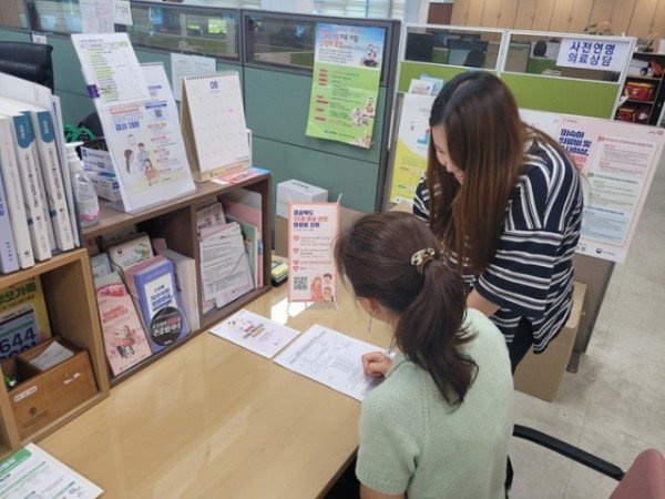 [건강증진과]구미시  35세 이상 산모에 의료비 최대 50만 원 지원(신청서 작성중인 산모).jpg