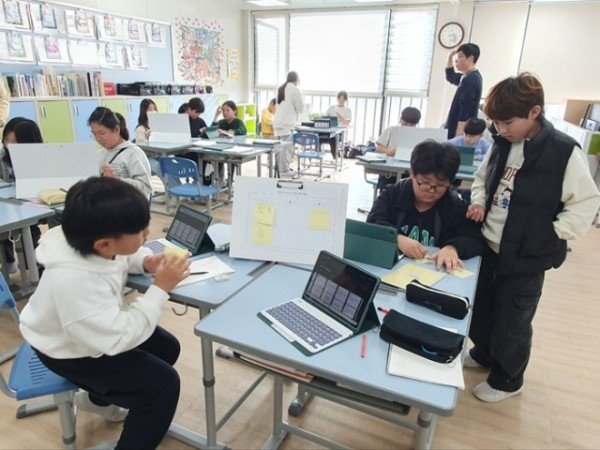 1.경북교육청, AI 디지털교과서(AIDT) 교육자료 전환에 발 빠른 대응(학교 현장 혼란 최소화를 위해 2학기 AIDT 활용 지원책 마련 박차)(AIDT 활용 수업 모습)_01.jpg