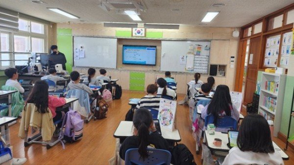 1.경북교육청, AI 디지털교과서(AIDT) 교육자료 전환에 발 빠른 대응(학교 현장 혼란 최소화를 위해 2학기 AIDT 활용 지원책 마련 박차)(AIDT 활용 수업 모습)_02.jpg