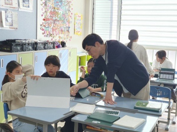 1.경북교육청, AI 디지털교과서(AIDT) 교육자료 전환에 발 빠른 대응(학교 현장 혼란 최소화를 위해 2학기 AIDT 활용 지원책 마련 박차)(AIDT 활용 수업 모습)_03.jpg