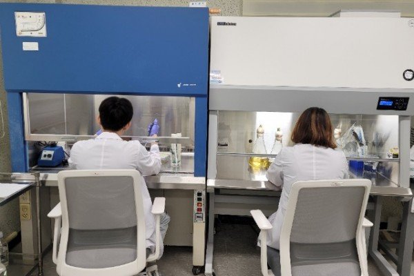 [기술개발과]사진2(배양하는 사진).jpg