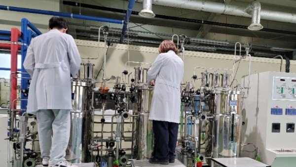 [기술개발과]사진3(배양하는 사진).jpg