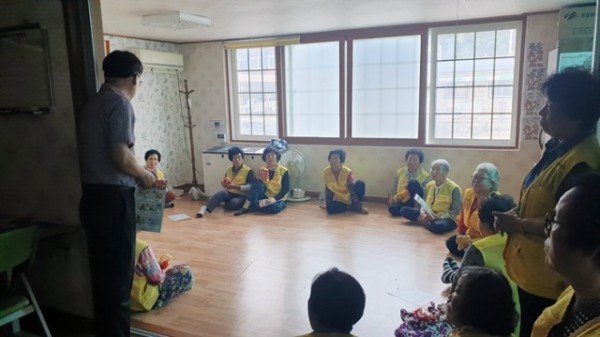 2-3 사진(혹서기 폭염 안전사고 예방을 위한 수비면 노인일자리사업 간담회 개최).jpg