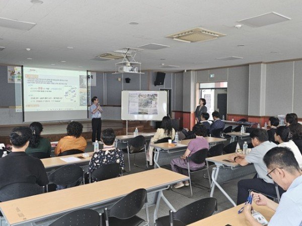 영주-3-1 풍기읍에 거주하는 주민을 대상으로 도시재생사업 관련 교육을 진행하고 있다.jpg
