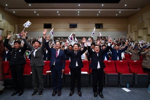 영주-1-1 제80주년 광복절 기념식에서 참석자들이 힘차게 대한독립만세를 외치고 있다.jpg