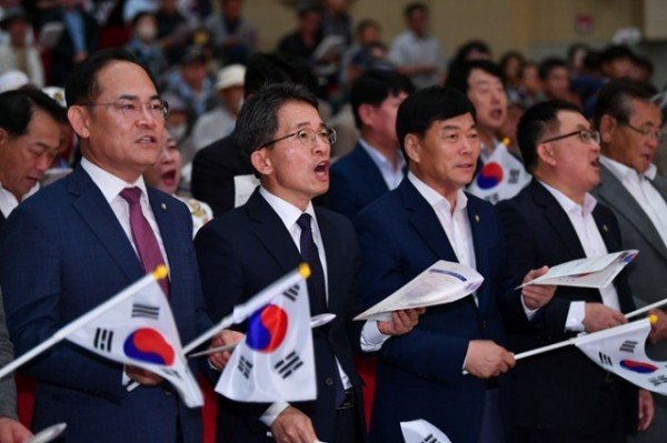 영주-1-2 임종득 국회의원, 유정근 영주시장 권한대행, 김병기 시의장이 광복절 노래를 제창하고 있다.jpg