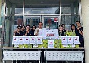 영주-5-1 영주 미플란트치과는 드림스타트를 방문해 장학금 100만원과 과일 20박스를 전달했다.jpg