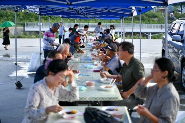 영주-8 음악회를 보러온 사람들이 짜장면을 먹고 있다.jpg