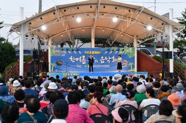 영주-8 한여름 밤의 음악회 개회식에서 유정근 권한대행이 인사말을 하고 있다.jpg