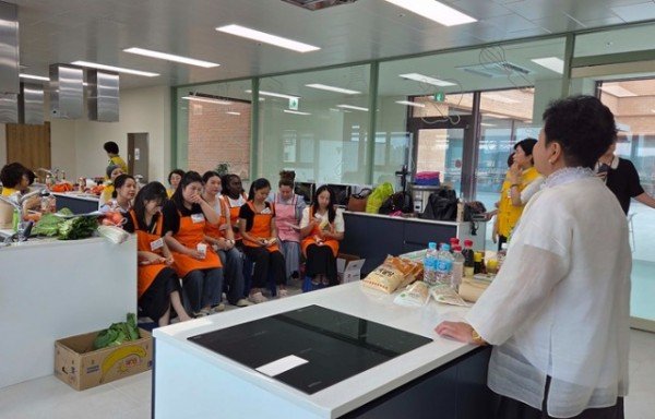 영주-3-2 결혼이민여성과 전통음식 체험교육이 진행되고 있다.jpg