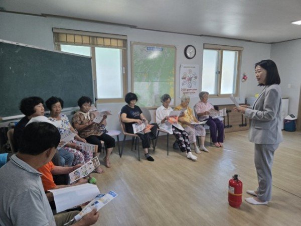 영주-5-1 손현숙 평은면장이 어르신을 대상으로 소화기 사용법을 지도하고 있다.jpeg
